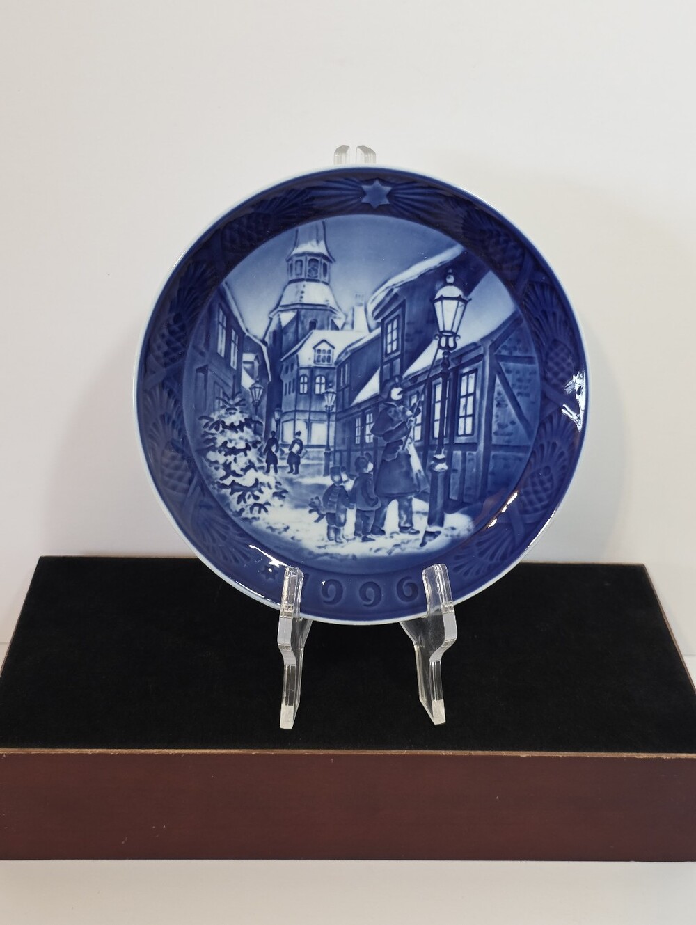 Royal Copenhagen 1996 Christmas Plate Lighting The Street Lamps Blue White